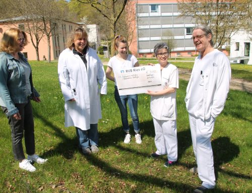 Künstlerinnen übergeben der Palliativstation Nördlingen eine 5000-Euro-Spende
