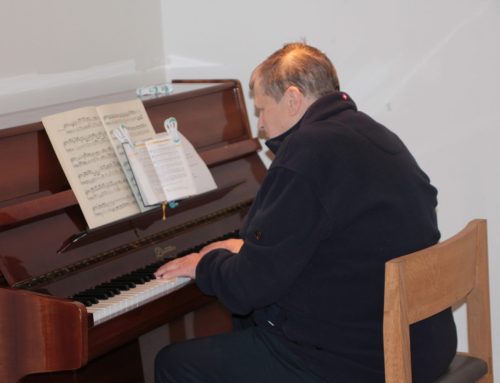 Nördlinger Palliativ-Patient und Pianist Georg Schütz belebt den Gottesdienst im Stiftungskrankenhaus