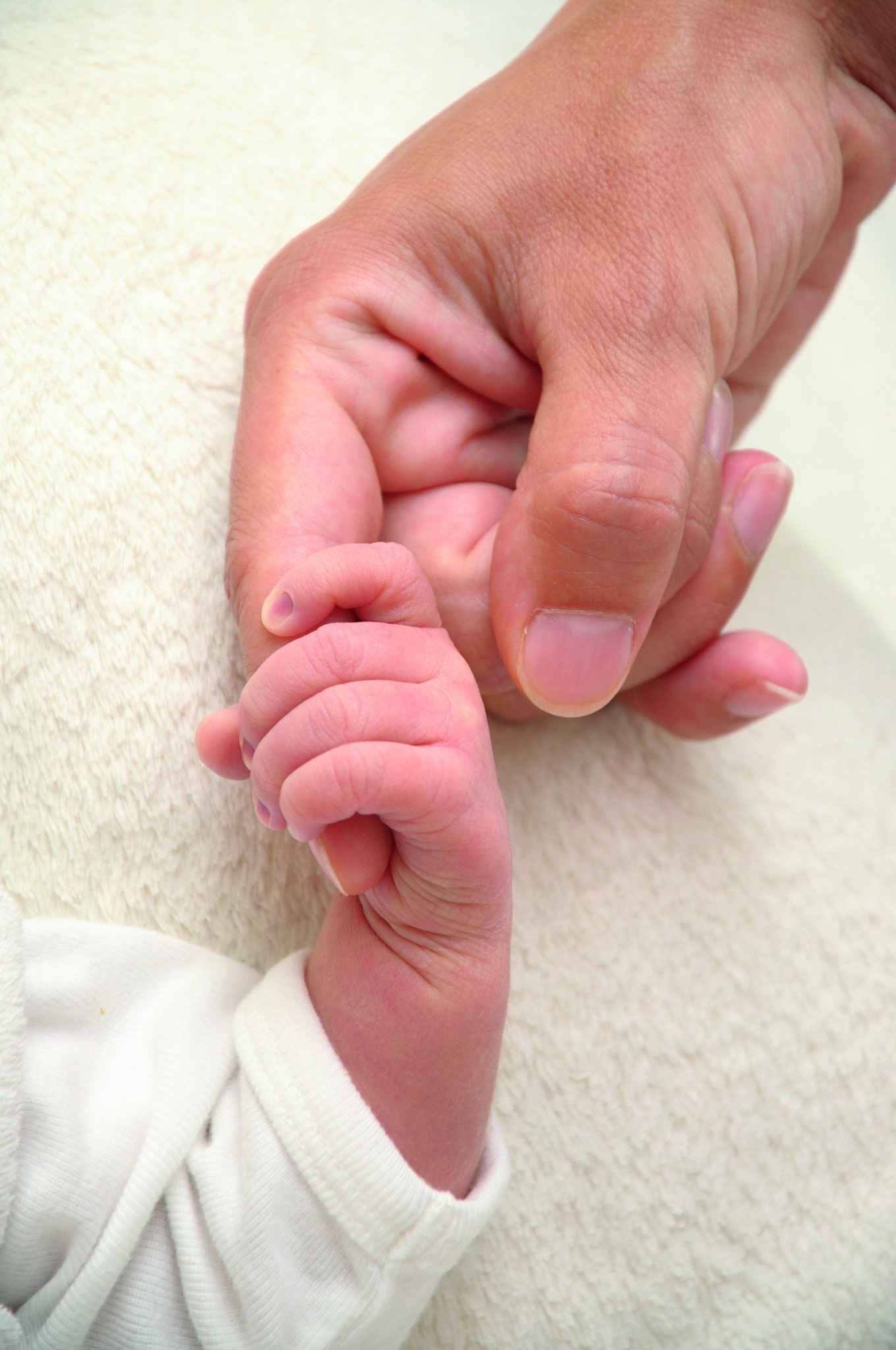 Vater und Neugeborenes Hände
